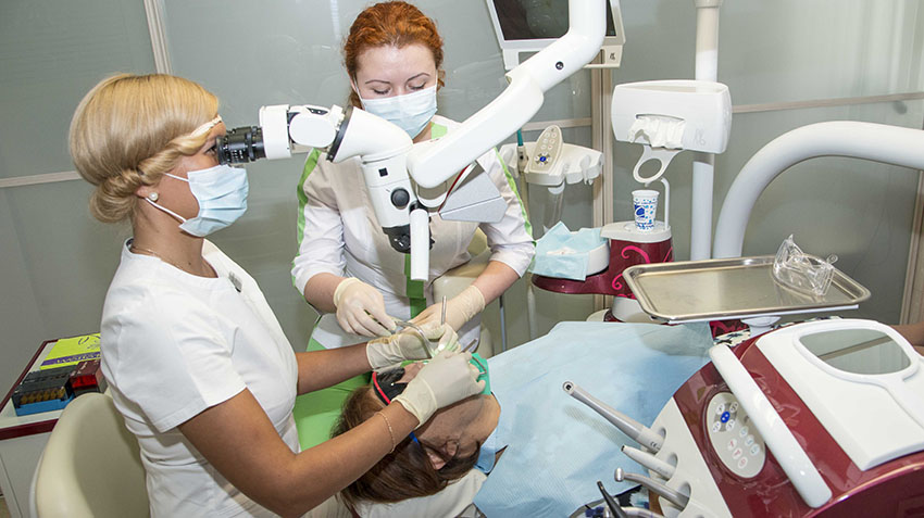 Лечение зубов под микроскопом в Санкт-Петербурге